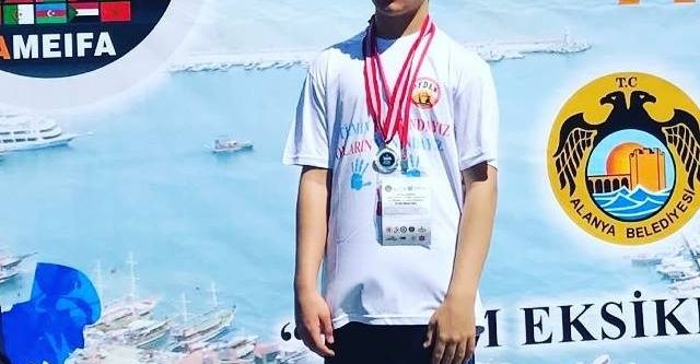 Otizmli çocuk madalya ile döndü