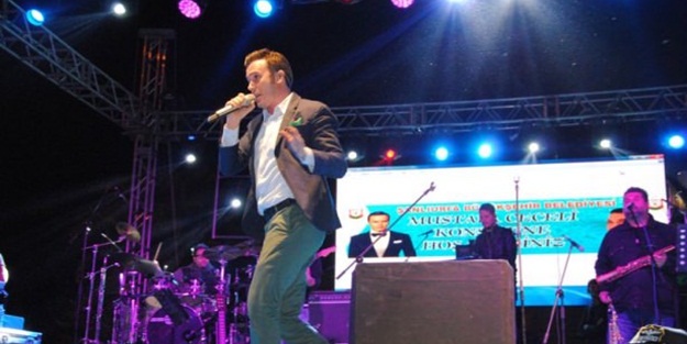 Ceceli'nin konserinde bayrağı indirmeye kalktılar!