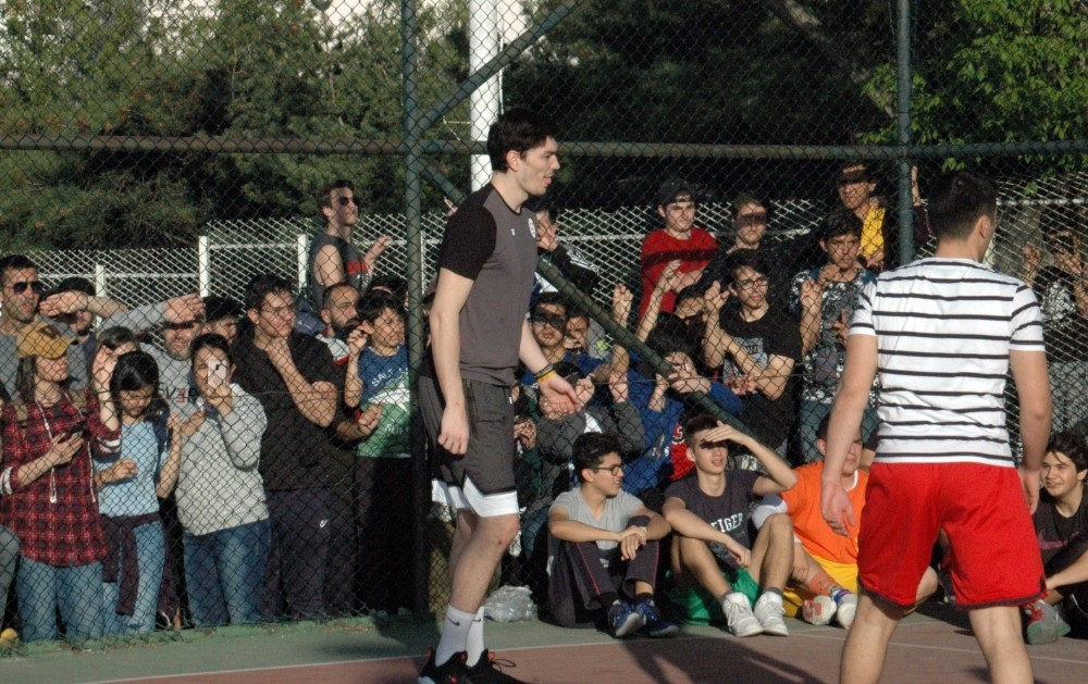 Cedi Osman, Ankara’da gençlerle buluştu 