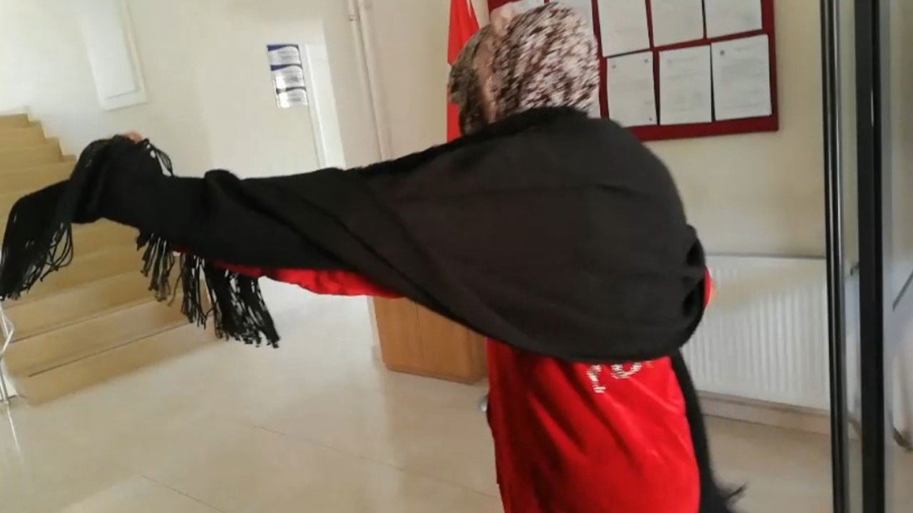 "Çek abi çek" deyip oynayarak içeri girdi! Dilenci operasyonunda şaşırtan anlar