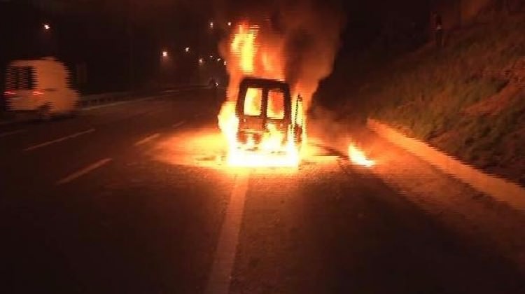 Çekici üstündeki araç alev aldı