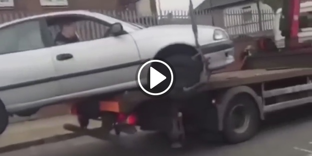 Çekiciden aracını kurtarmaya çalışan sürücü!