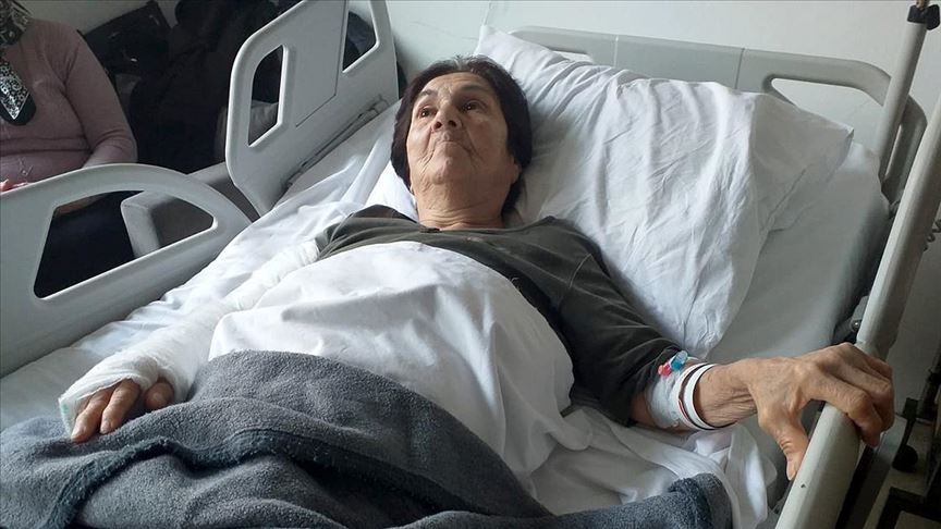 Çekicinin kaldırdığı araçtan düşen kadın yaralandı