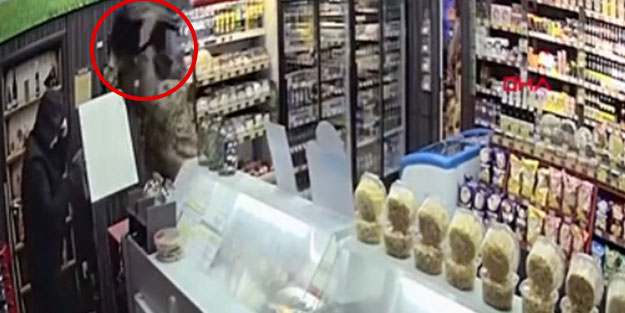 Çekiçle mekana geldi, önce biber gazı sonra dayak yedi!