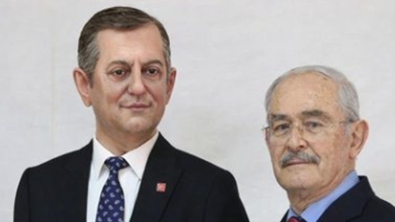 ‘Çekirdek çitleyen eşek’, ‘ayyaş’, ‘dedikoducu kadınlar’ ve şimdi de Özgür Özel heykeli...