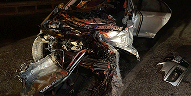 Çekmeköy'de bariyere çarpan otomobildeki 3 kişi yaralandı