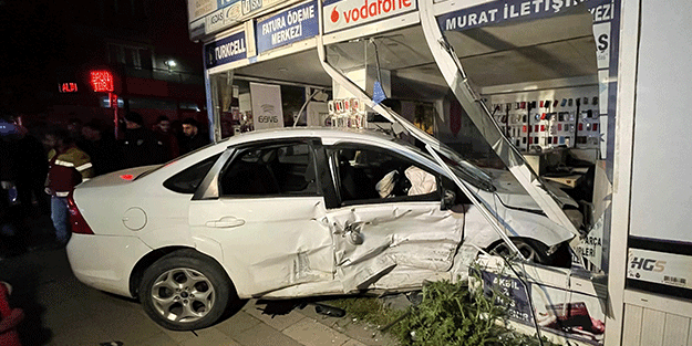 Çekmeköy'de bir araçla çarpışan otomobil, dükkana girdi