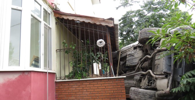 Çekmeköy'de cip bahçeye yuvarlandı: 2 kişi yaralandı