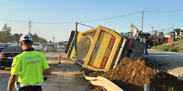 Devrilen hafriyat kamyonu ulaşımı aksattı