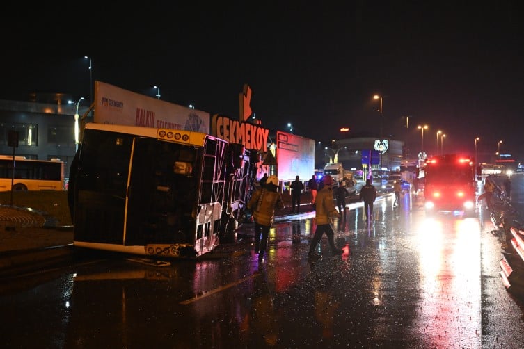 Çekmeköy'de İETT otobüsü devrildi: Sürücü kazayı yara almadan atlattı