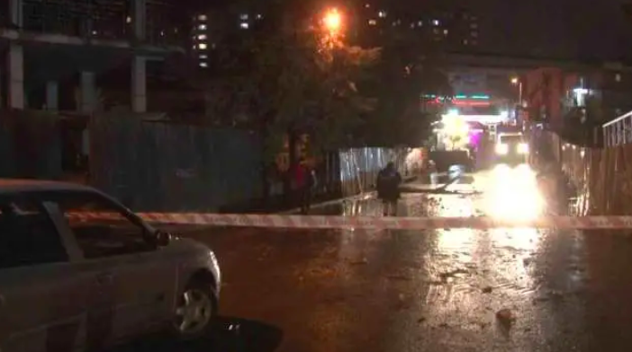 Çekmeköy’de sağanak nedeniyle 2 araç mahsur kaldı