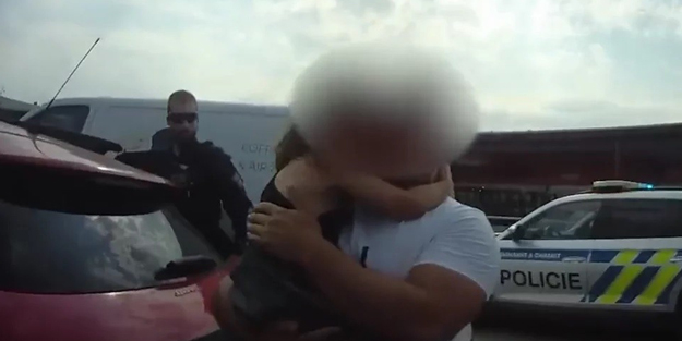 Arabada bırakılan 3 yaşındaki çocuğu polisler kurtardı