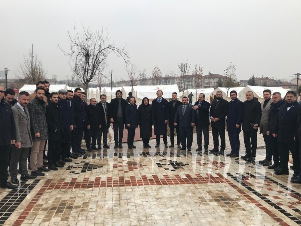 Çelenk depremzedeleri yalnız bırakmadı 