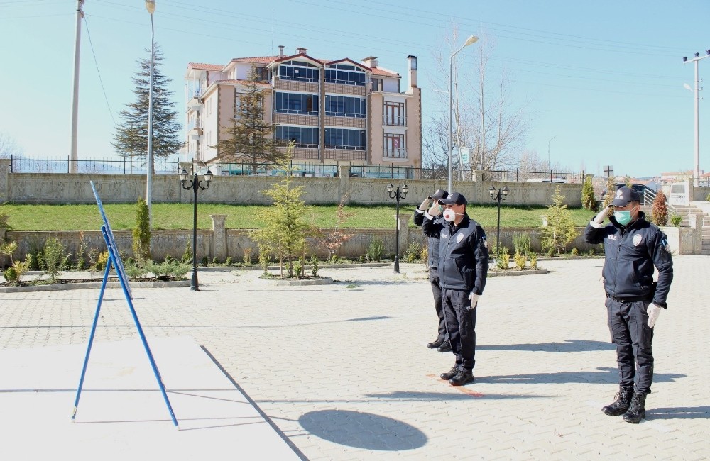 Çelenk koyma töreninde Korona virüs tedbirleri 