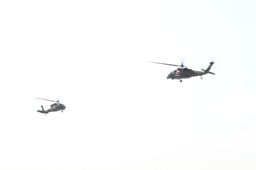 Çelik Kanatlar Helikopter Akrobasi Ekibi Sivrihisar semalarında 