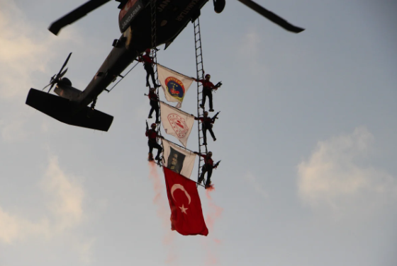 Çelik kanatlar izleyenleri mest etti