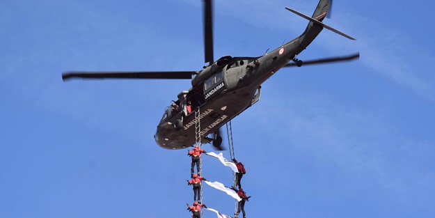 Çelik Kanatlar ve Jandarma Mehteran Takımı'ndan gösteri