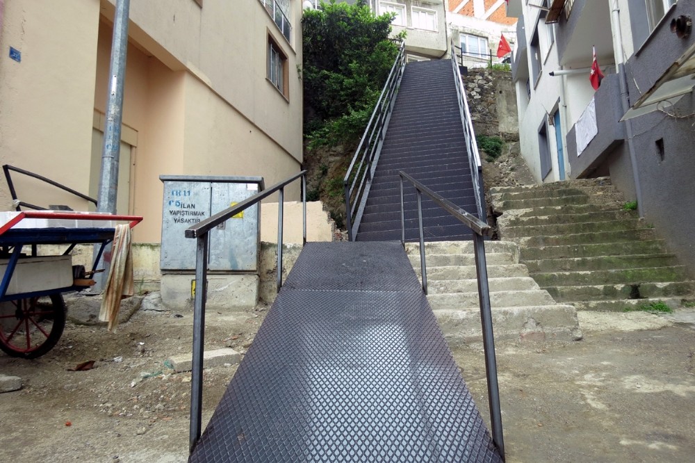 Çelik merdivenler mahalleliyi mutlu etti 