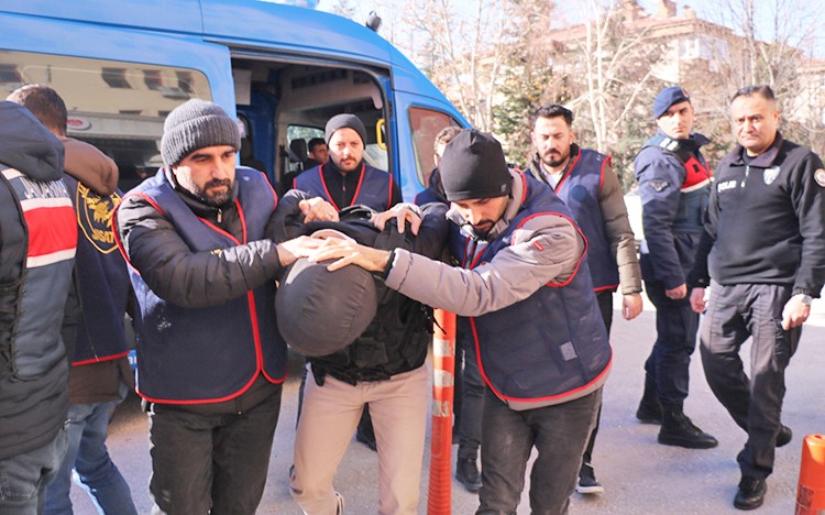 Çelik yelekle adliyeye getirildi: O cani yakalandı