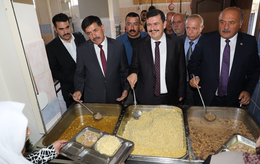 Cem Evlerinde binlerce kişiye aşure dağıtıldı 