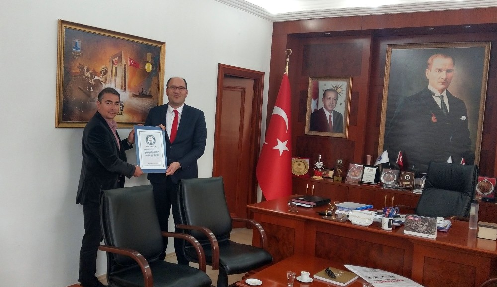 Cem Karabay, Dünya Rekoruna ait sertifikaları hediye etti 