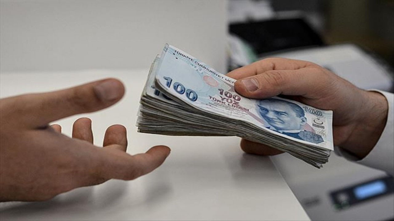 Cem Küçük emeklilere seyyanen zam bekliyorum diyerek tüm Türkiye'ye ilan etti!