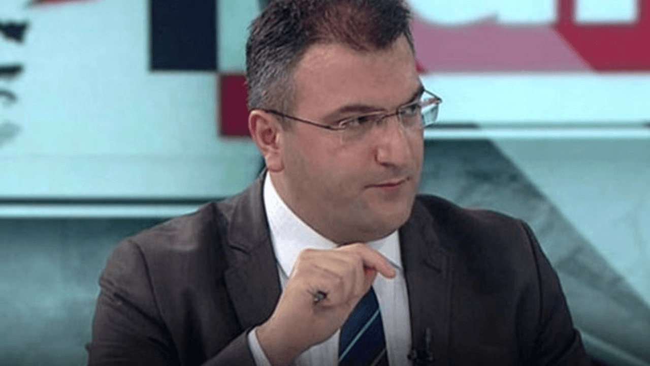 Cem Küçük'ten ezber bozan Zelenskiy yazısı