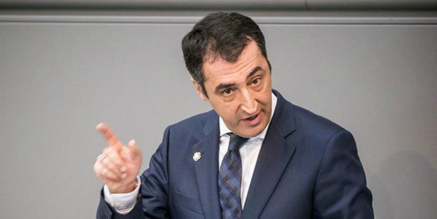 Cem Özdemir'i Almanya'da adam yerine koymuyorlar