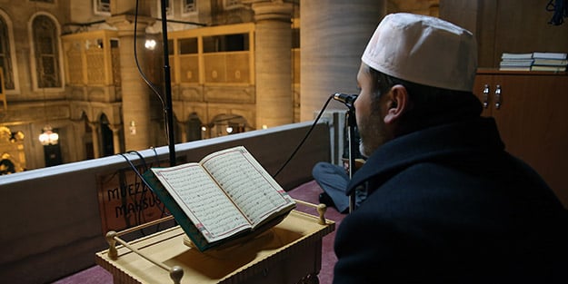Cemaat, Ali Erbaş'ın duyurusuyla camilerde toplandı! Eller semaya Bahar Kalkanı Harekatı için açıldı