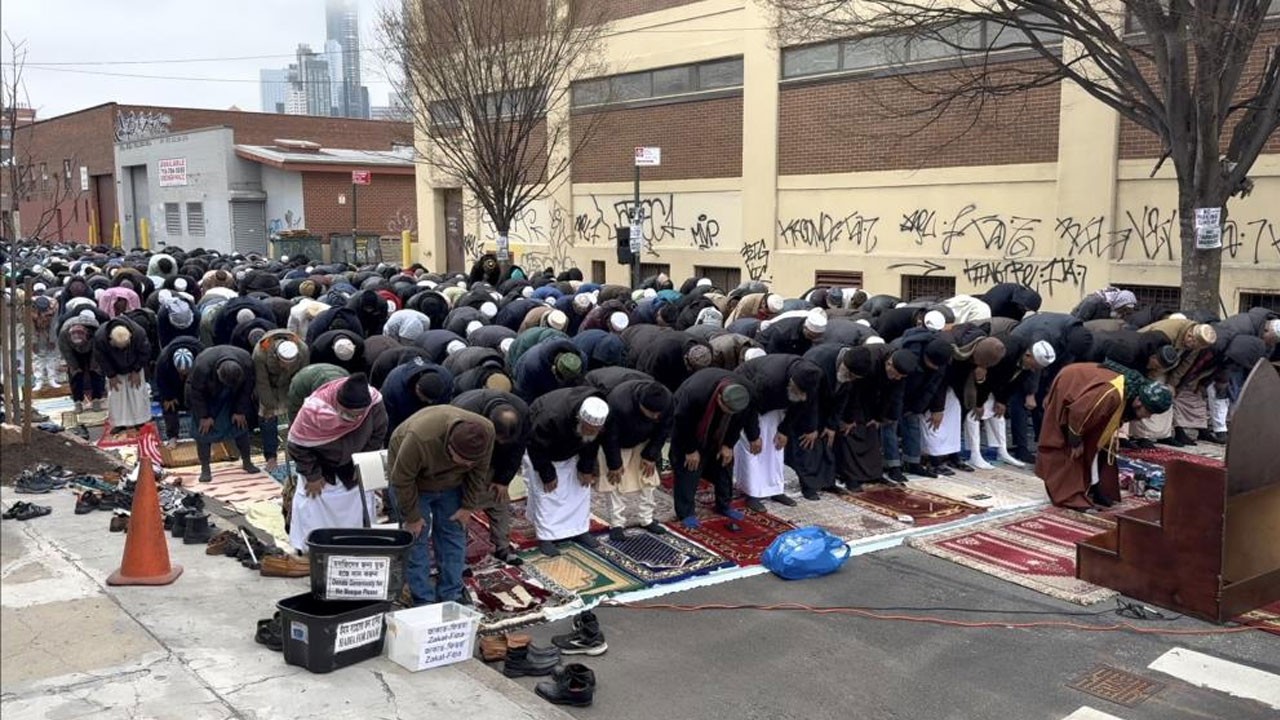 Cemaat camiye sığmadı sokaklara taştı! ABD'de bayram namazı kılındı