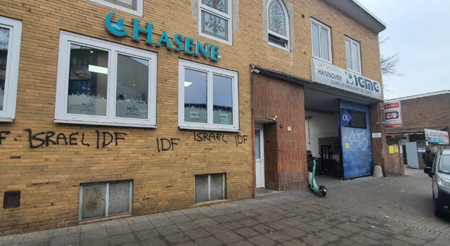 Cemaat duvarlara bakınca fark etti! Almanya’da Türk Camisine Siyonist saldırı