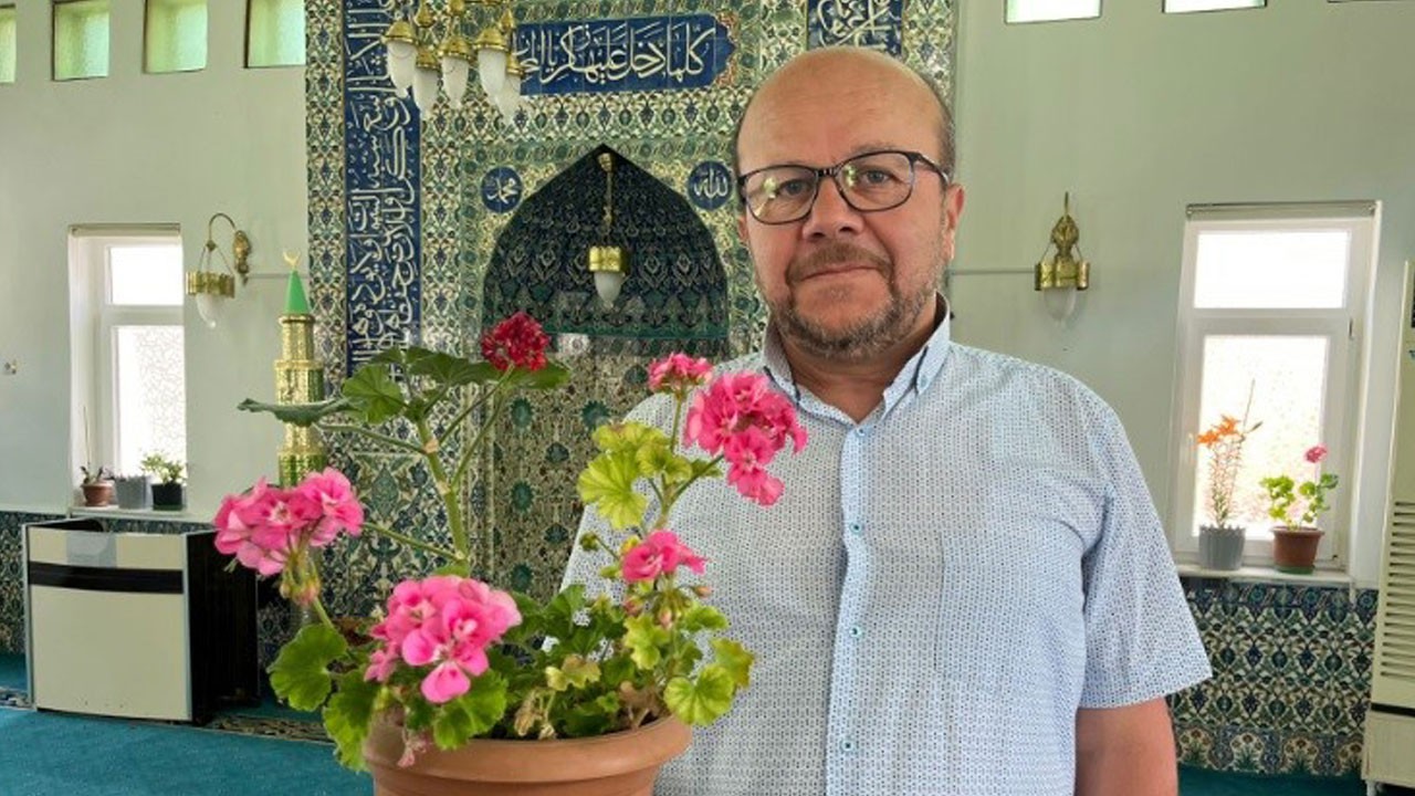 Cemaat el ele verdi! Bir cami çiçek bahçesine dönüştü