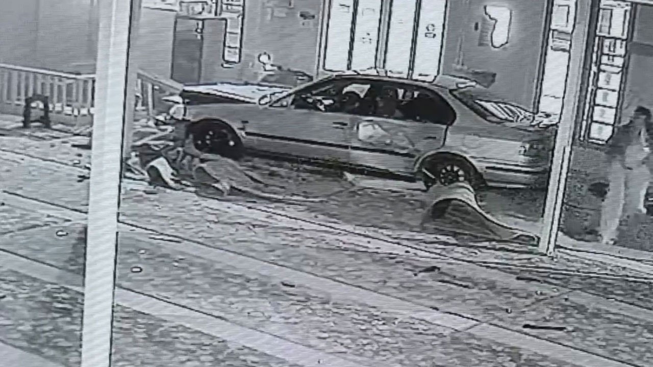 Cemaat faciadan döndü! Otomobil camiye böyle daldı