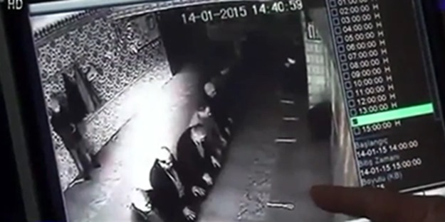 Namaz kılıyormuş gibi yapıp bakın ne yaptı!