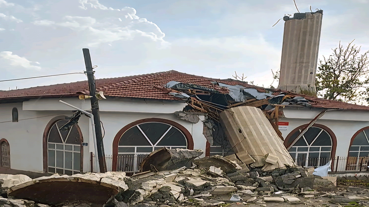 Cemaat namazdayken fırtına minareyi caminin üzerine yıktı