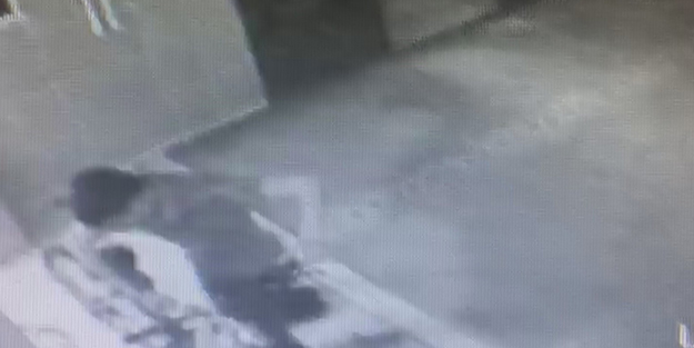 Cemaatin namaz kılmasını fırsat bilip hırsızlık yaptı! O anlar kamerada