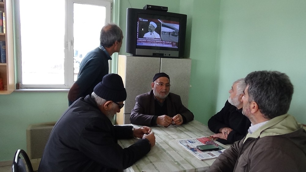 Cemaatle namaza ara verildi, vatandaşlar namazlarını evde kıldı 