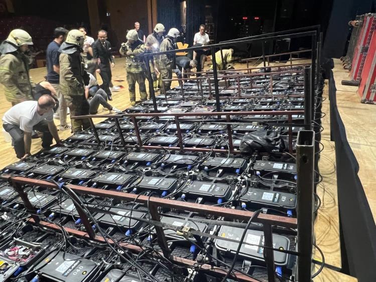 Cemal Reşit Rey'de mezuniyet töreninde facia: Dev pano devrildi, 6 kişi yaralandı