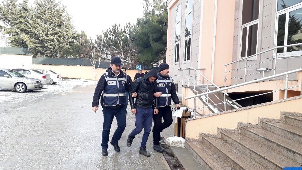 Cemevinden para çalan zanlı adliyede 