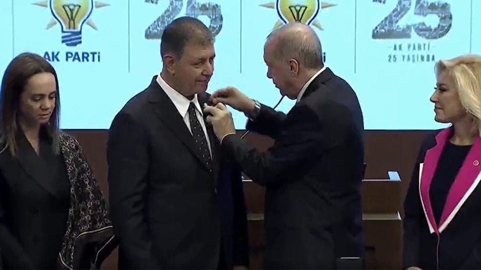 Cemil Tugay AK Parti’ye katıldı! Rozeti Cumhurbaşkanı Erdoğan taktı