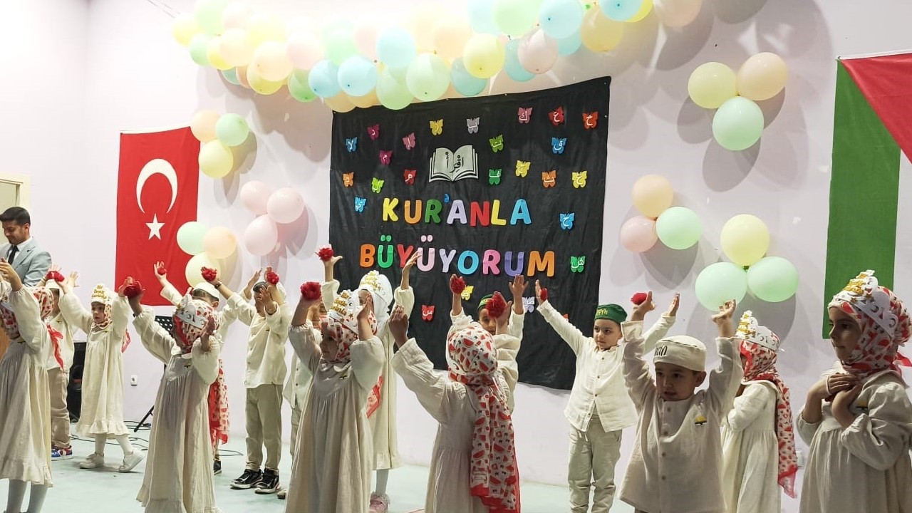 Çemişgezek’te minik öğrencilerden yılsonu gösterisi