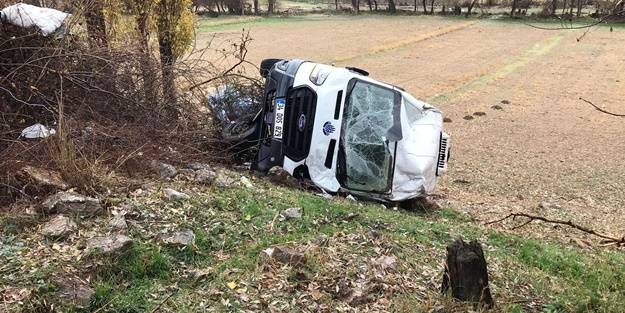 Cenaze aracı devrildi! 1 kişi öldü, 1 kişi yaralandı