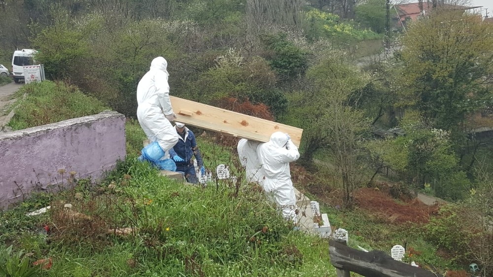 Cenaze defni sonrası tabut böyle imha edildi 