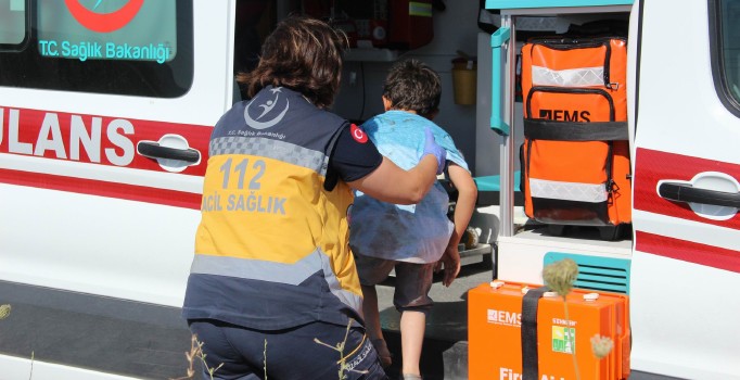 Cenaze dönüşü otomobil menfeze uçtu: 5 kişi yaralı