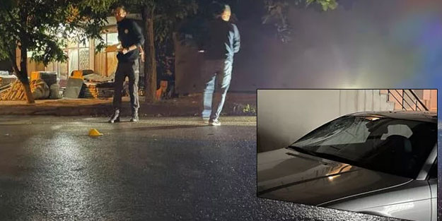 Cenaze evine taziyeye giden 2 arkadaşa otomobil çarptı