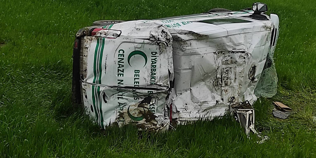 Cenaze nakil aracı devrildi!