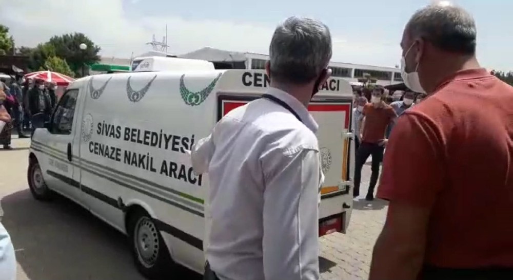 Cenaze nakil aracının şoförü kazada öldü 