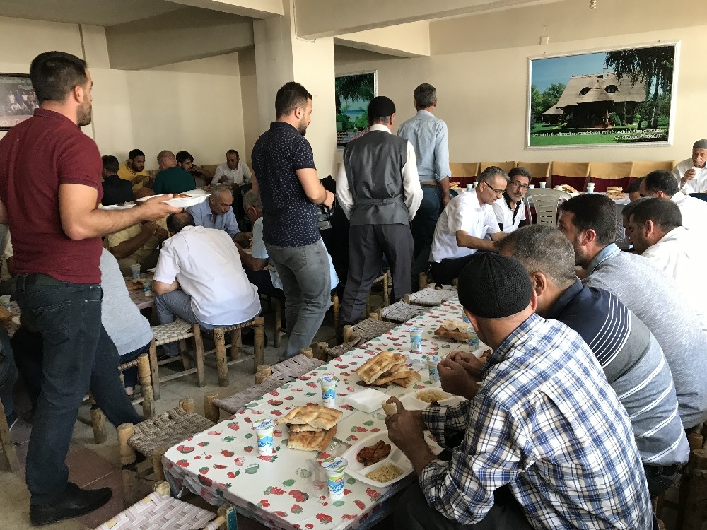 Cenaze sahiplerini mağdur eden taziye yemeği geleneği 
