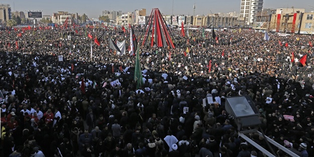 Cenaze töreninde izdiham! Süleymani'nin defni ertelendi