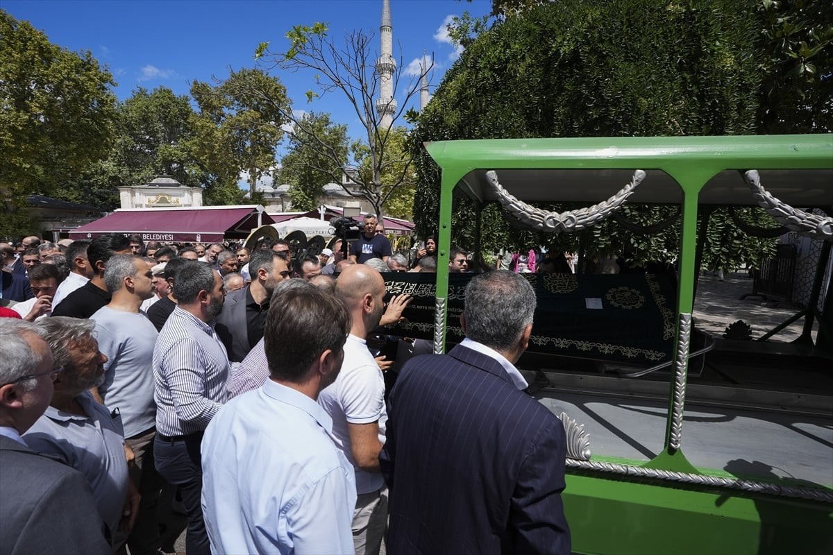 Cenaze törenine yoğun katılım! Türk Telekom’un Ceo’su Ümit Önal’ın babası Hakk’a uğurlandı